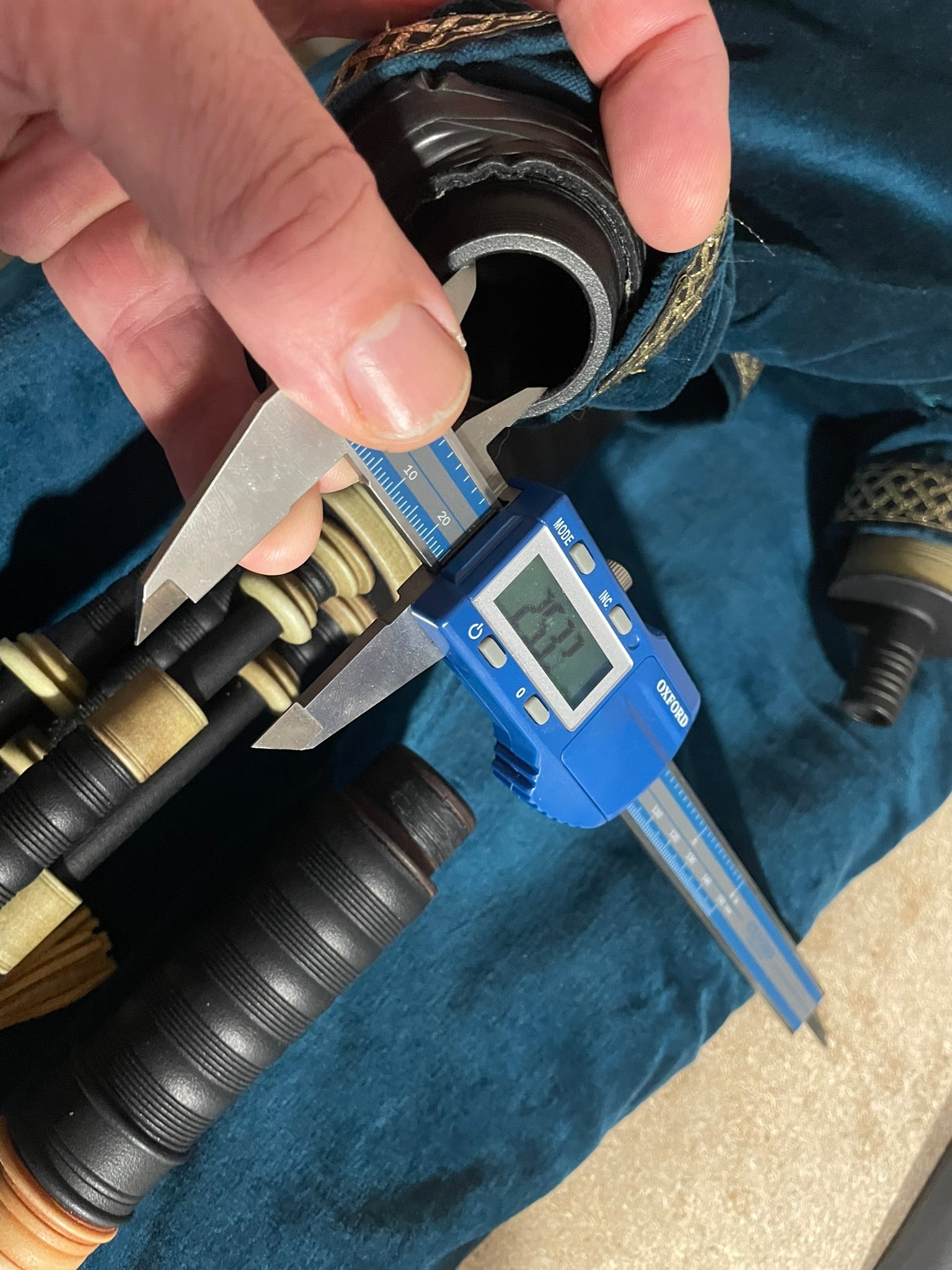 Callipers’ internal jaws measuring the opening of the receiving stock that stays with the bag